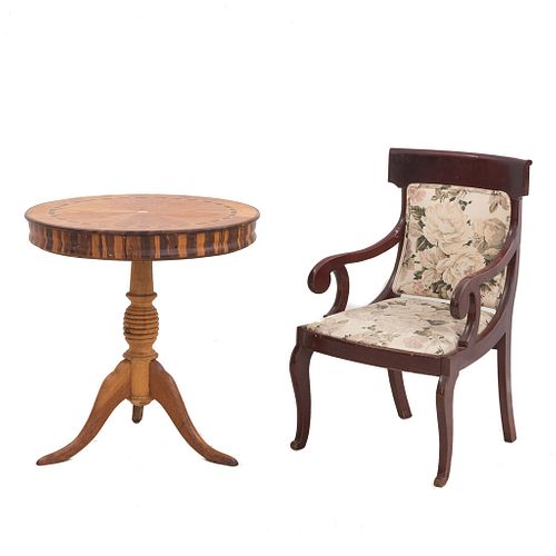 Mesa auxiliar y sillón. SXX. Elaborados en madera. Mesa con cubierta circular, fuste a manera de jarrón y soporte trípode.