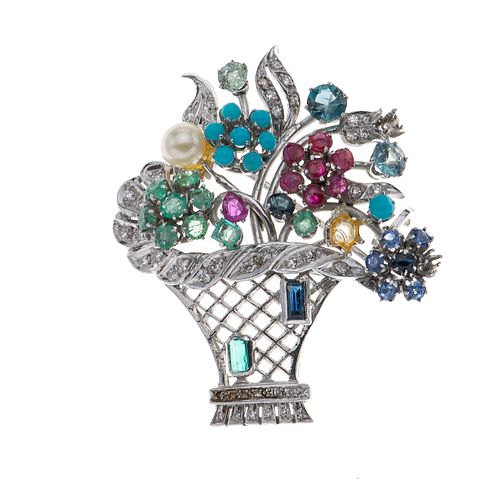 Prendedor con esmeraldas, turquesas, zafiros, diamantes y perla en plata paladio. 8 turquesas corte cabujón.