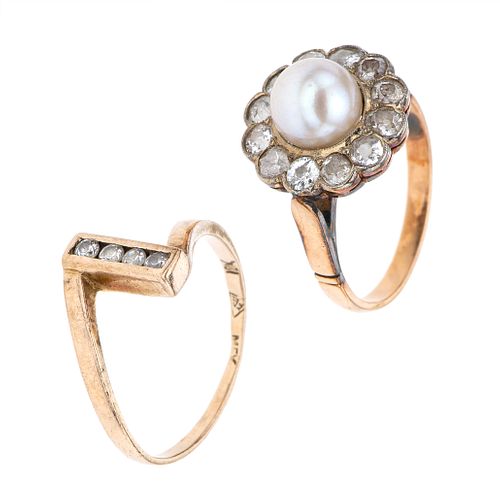 Dos anillos con perla y diamantes en oro amarillo de 9k. 1 perla cultivada color crema de 7 mm.