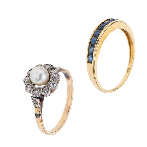 Dos anillos con zafiros, diamantes y una perla en oro amarillo de 14k. 9 zafiros corte redondo.