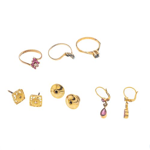 Tres anillos, par de aretes y par de broqueles con simulantes en oro amarillo de 10k y 14k. Tallas: 4. Peso: 5.9 g.