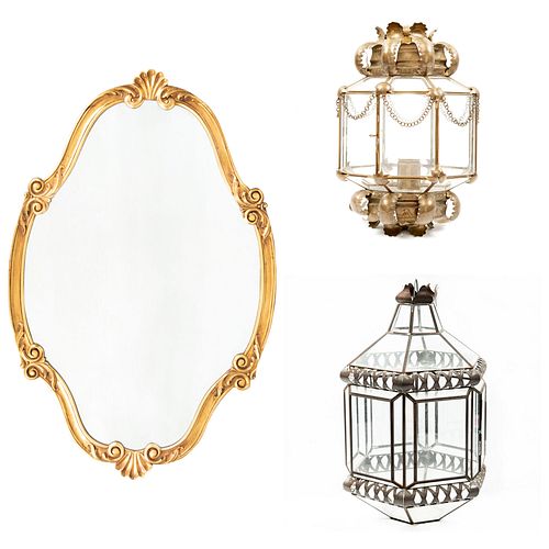 Lote mixto de artículos decorativos. Consta de:  Espejo. Luna irregular y marco de madera dorada. 2 pantallas para lámpara. Pzas 3.