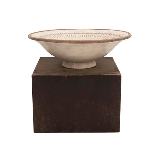Fuente con pedestal. SXX. Estilo etrusco. Elaborada en cerámica y pedestal de madera. Gran formato. 100 cm de diámetro.