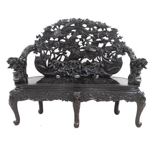 Love seat. Origen oriental, SXX. Estilo Chinesco. Elaborado en madera laqueada. Respaldo calado, asiento liso y soportes semicurvos.