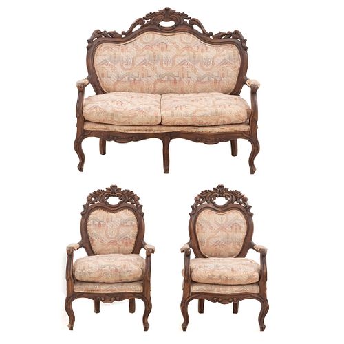 Sala. SXX. Estructura en madera. Con respaldos y asientos en tapicería floral. Soportes compuestos. Consta de: 2 sillas y love seat.