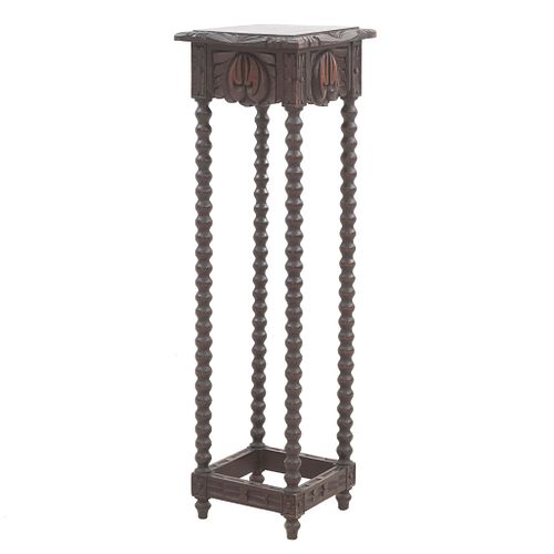 Mesa pedestal. SXX. Elaborada en madera. Cubierta cuadrada, fustes balaustrados, chambrana en caja y soportes tipo carrete. 102x30x30cm