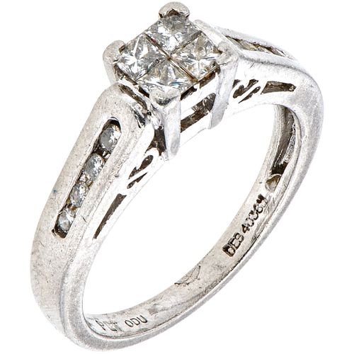 ANILLO CON DIAMANTES EN PLATINO con diamantes corte princess y brillante ~0.40 ct. Peso: 6.5 g. Talla: 6 ¾ | RING WITH DIAMONDS IN PLATINUM Princess c
