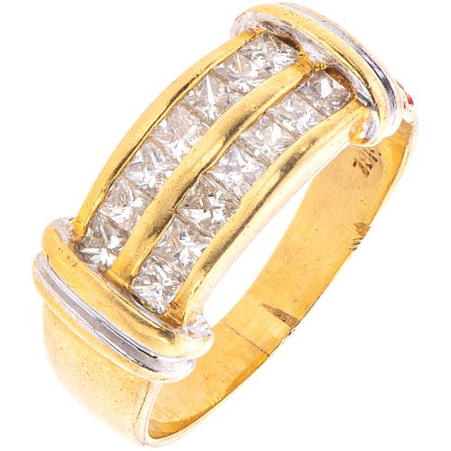 ANILLO CON DIAMANTES EN ORO AMARILLO DE 18K con diamantes corte princess ~0.80 ct. Peso: 6.0 g. Talla: 7 ½ | RING WITH DIAMONDS IN 18K YELLOW GOLD Pri