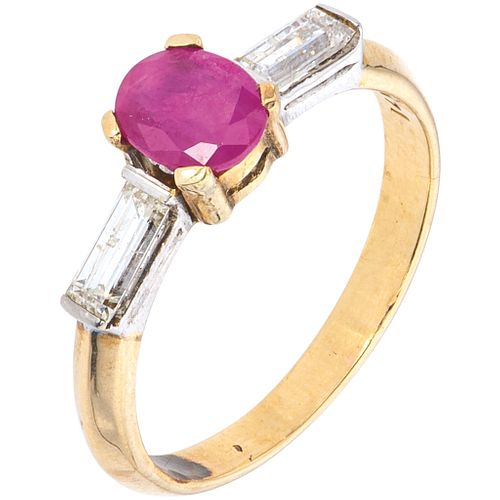 ANILLO CON RUBÍ Y DIAMANTES EN ORO AMARILLO DE 14K con un rubí corte oval ~0.80 ct y diamantes corte baguette  ~0.36 ct | RING WITH RUBY AND DIAMONDS 