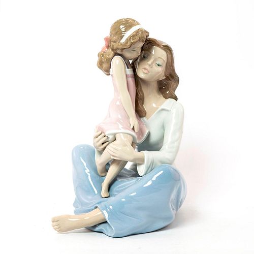 Mommy's Little Girl 1008623 - Lladro Porcelain Figurine