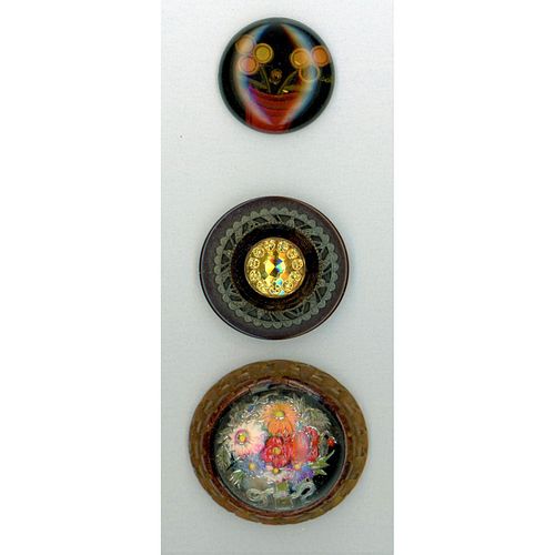 A SMALL CARD OF DIV 3 BAKELITE BUTTONS INCLUDING FLORAL