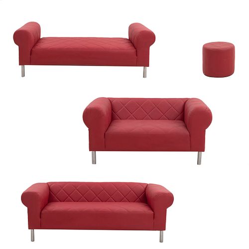 Sala. SXXI. Estructura de madera con tapicería textil de vinipiel color rojo. Consta de: love seat, sofá, chaise y taburete. Pz: 4.