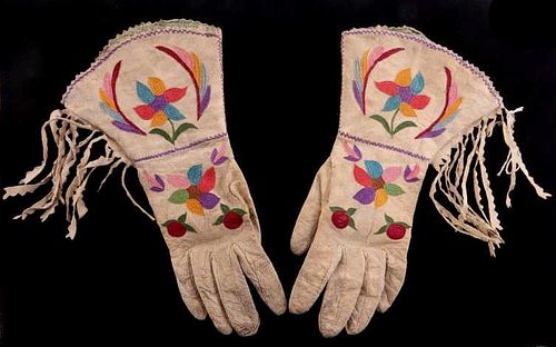 Santee Sioux Applique Scalloped Gauntlets c 1930