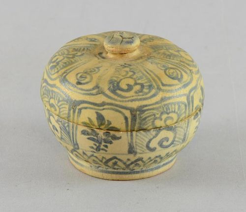 Small Chinese blue and white pot and cover decorated with panels of flowers and foliage, 7cm high,
