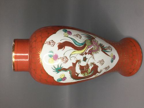 LARGE CHINESE FAMILLE ROSE CORAL GROUND VASE ,H 27CM