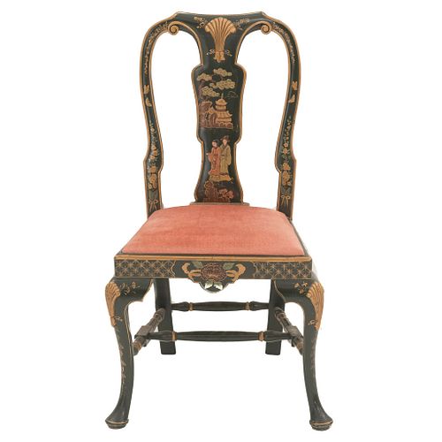 Silla. SXX. Estilo chinesco. Elaborada en madera. Respaldo semiabierto y asiento en tapicería textil aterciopelada.