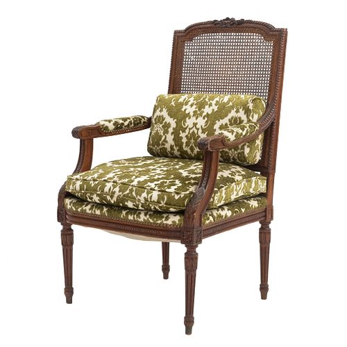 Sillón. SXX. Talla en madera. Con respaldo de bejuco y asiento con cojines en tapicería color verde.