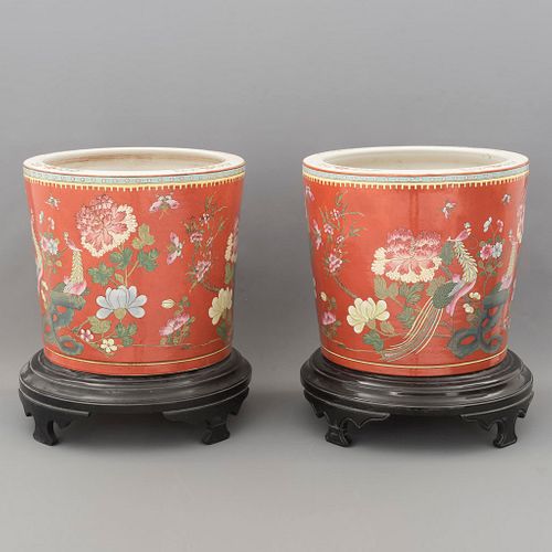 Par de peceras. China, SXX. Elaboradas en porcelana. Con base de madera. Decoradas en color rojo con elementos florales.