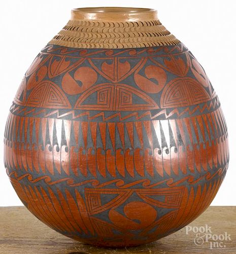 Gregorio ''Goyo'' Silveira mata ortiz pottery jar, 20th c., signed on base, 15'' h.