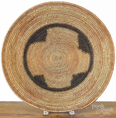 Large Native American Indian basketry tray, early 20th c., 18 1/2'' dia.