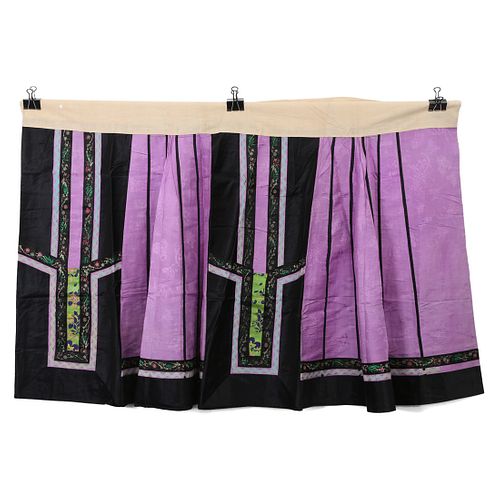 A PURPLE-GROUND FLORAL EMBROIDERED SKIRT