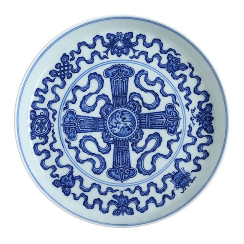 A BLUE AND WHITE FLORAL DISH