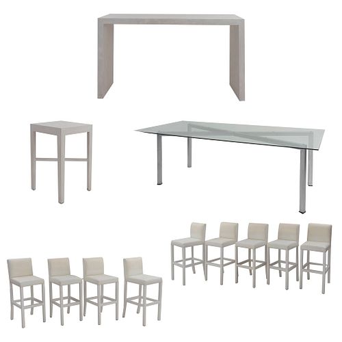 Set de muebles para bar. SXXI. Elaborado en madera y aluminio Consta de: 9 Sillas altas. Con respaldos cerrados. 3 mesas. Piezas: 12
