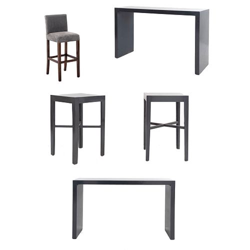 Set de muebles para bar. SXXI. Elaborado en madera y aluminio Consta de: Silla alta. Con respaldos cerrados y acojinados. Otros. Pzs: 5