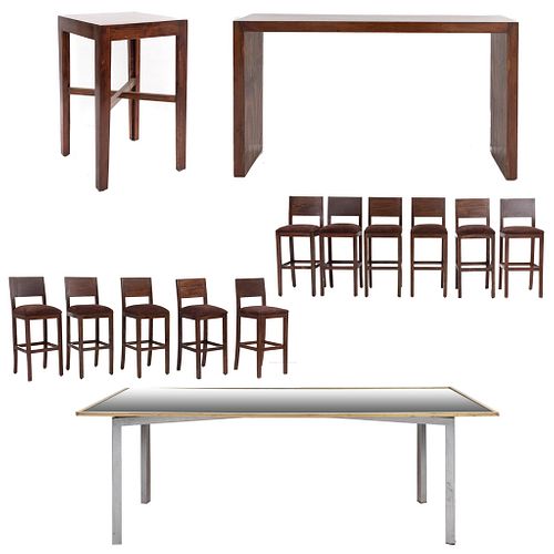 Set de muebles para bar. SXXI. Elaborado en madera y aluminio Consta de 11 Sillas altas. Con respaldos semiabiertos. 3 mesas. Pzs: 14