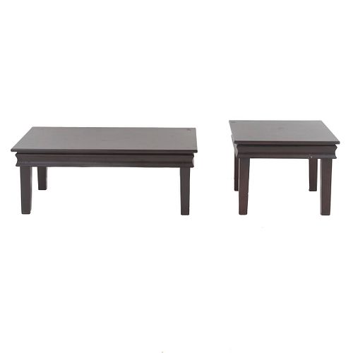 Lote de 2 mesas. SXX. Elaboradas en madera. Consta de mesa de centro y mesa auxiliar. Cubiertas rectangular y cuadrangular.