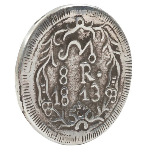 Morelos y Pavón, José María. 8 Reales "SUD". México, 1813. Elaborada en plata con canto liso. Anverso: Monograma de Morelos "8 Reales.
