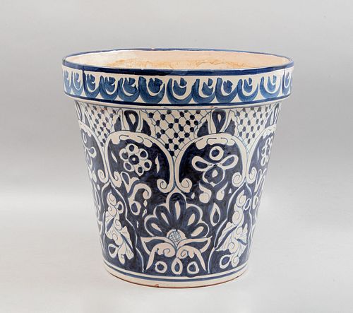 Maceta. SXX. Elaborada en cerámica. Decorada con motivos vegetales y orgánicos en azul cobalto. 40 cm de altura.