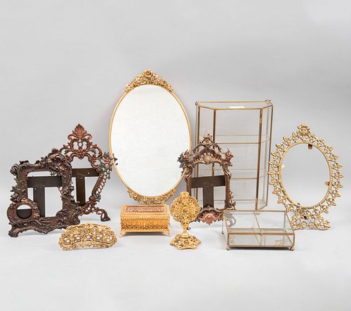 Lote de artículos decorativos. Diferentes origenes, sXX. Elaborados en metal dorado  y cristal. Consta de: espejo oval, otros. Pzas 10.