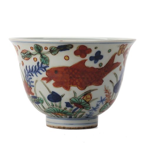 A WUCAI 'FISH AND WATERWEED' CUP