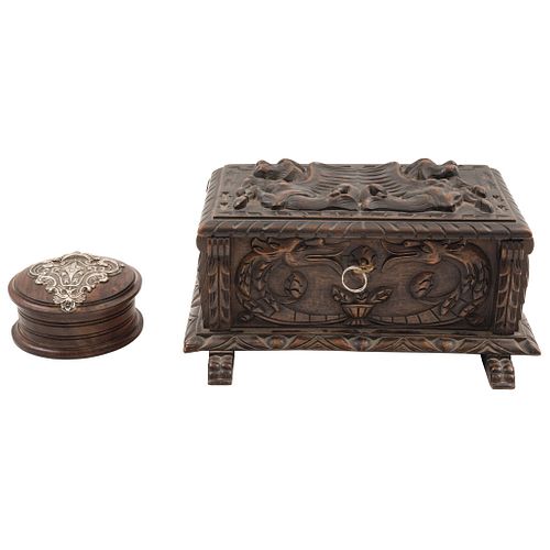 PAR DE CAJAS EUROPA, Ca.1900 Caja 1: En madera tallada y forrada al interior, incluye llave Caja 2: Madera tallada Dim máx: 13x28x11 cm | PAIR OF BOXE