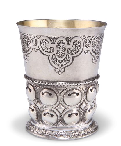 AN EARLY 18TH CENTURY GERMAN SILVER BEAKER CUP, unmarked, tapering cylindri