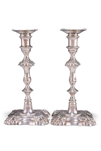A PAIR OF ELIZABETH II SILVER CANDLESTICKS,?by Nayler Brothers, London 1968