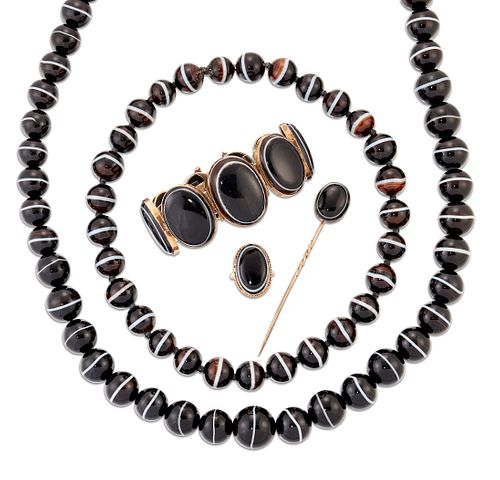 A GROUP OF VICTORIAN BANDED AGATE JEWELLERY, comprising:?A NECKLACE OF SLIG