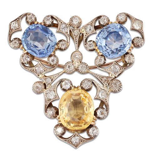 AN EARLY 20TH CENTURY COLOURED SAPPHIRE AND DIAMOND BROOCH, two cushion-cut