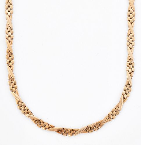 A 9 CARAT GOLD NECKLACE, of alternating X-pattern and groups of brick links