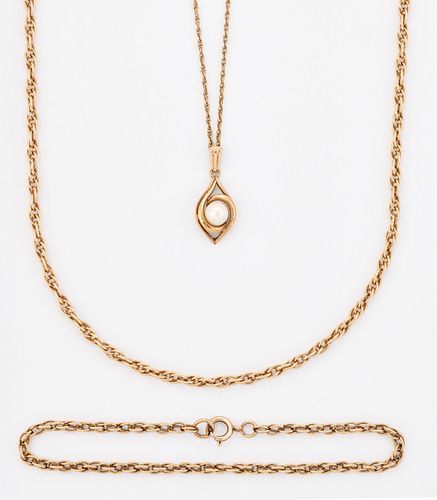 A 9 CARAT GOLD CULTURED PEARL PENDANT ON CHAIN, a cultured pearl within a f
