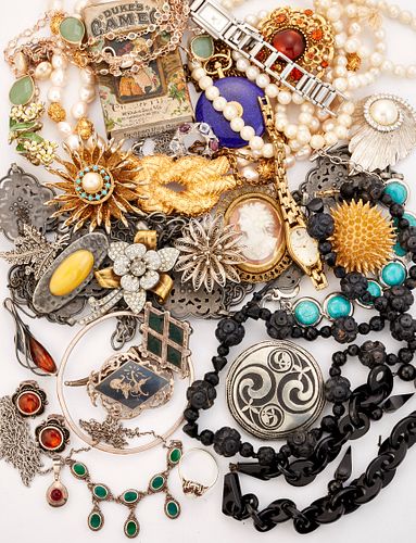 A SMALL QUANTITY OF COSTUME AND SILVER JEWELLERY,?including:?A VICTORIAN SC
