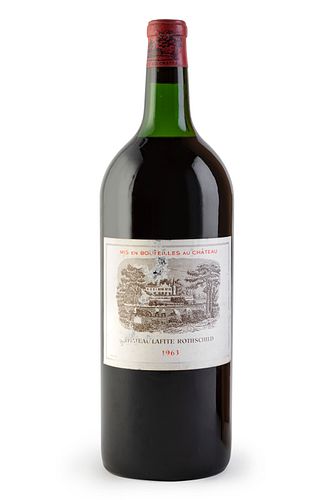 A Magnum bottle of Château Lafite Rothschild, vintage 1963.
Category: red wine. Pauillac, Bordeaux (France).
Level: B-C.
1,5 L.