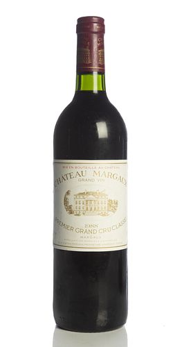 A bottle of Château Margaux Premier Grand Cru Classé 1988.
Category: Red wine. Margaux, Bordeaux (France).
Level: B.