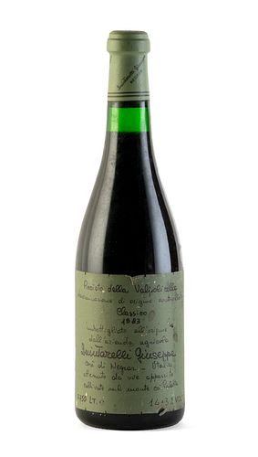 A bottle of Giuseppe Quintarelli-Recioto della Valpolicella Classico, vintage 1983.
Category: red wine. Valpolicella D.O.C.. Negrar, Veneto (Italy).
L