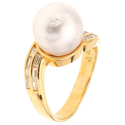 ANILLO CON PERLA CALABAZO Y DIAMANTES EN ORO AMARILLO DE 18K  con una perla blanca y diamante corte baguette. Talla: 7 | RING WITH CALABAZO PEARL AND 