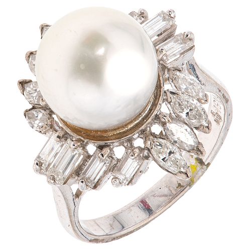 ANILLO CON PERLA CALABAZO Y DIAMANTES EN ORO BLANCO DE 18K con una perla blanca y diamantes corte marquise y baguette. Talla: 7 | RING WITH CALABAZO P