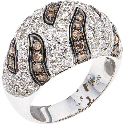 ANILLO CON DIAMANTES EN ORO BLANCO DE 18K con diamantes cafés y blancos corte brillante ~2.60 ct. Peso: 14.1 g. Talla: 6 ¾ | RING WITH DIAMONDS IN 18K
