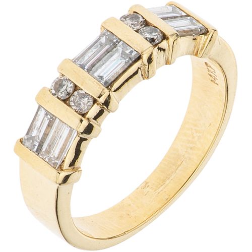 ANILLO CON DIAMANTES EN ORO AMARILLO DE 14K con diamantes corte brillante y baguette ~0.80 ct. Peso: 4.9 g. Talla: 6 ¼ | RING WITH DIAMONDS IN 14K YEL