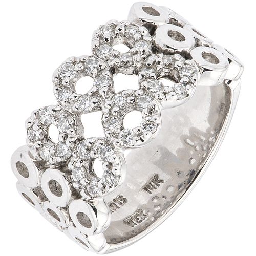 ANILLO CON DIAMANTES EN ORO BLANCO DE 14K con diamantes corte brillante ~0.60 ct. Peso: 6.9 g. Talla: 7 | RING WITH DIAMONDS IN 14K WHITE GOLD Brillia